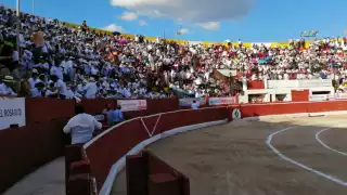 El evento se lleva a cabo con un lleno total, pese a las protestas