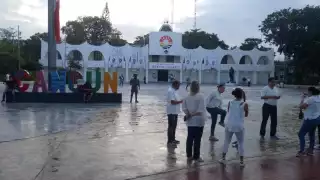 La lluvia hizo que apenas 100 personas se concentren en el lugar del desfile