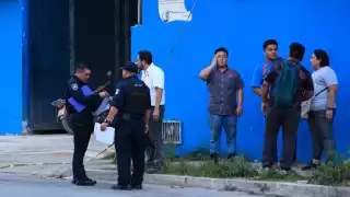 Extorsionadores balean y lanzan bomba molotov contra una ferretería en Cancún