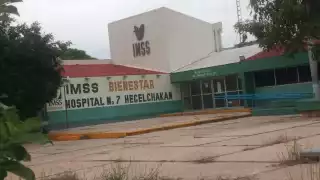 Sus hermanas fueron a verlo para que desayunara, percatándose que tenía los ojos abierto