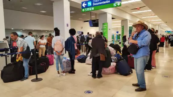El segundo vuelo en aterrizar fue el 572 de Volaris que llegó a las 07:07 horas