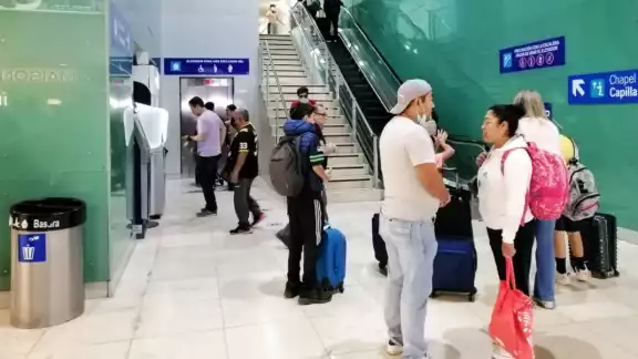 Los primeros vuelos que despegaron fueron 823 de Aeroméxico rumbo hacia la capital del país Los primeros vuelos que despegaron fueron 823 de Aeroméxico rumbo hacia la capital del país