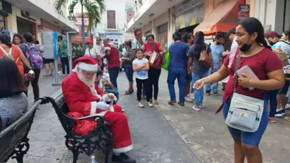 El ayudante de Santa que se encuentra en Mérida tiene 78 años de edad El ayudante de Santa que se encuentra en Mérida tiene 78 años de edad