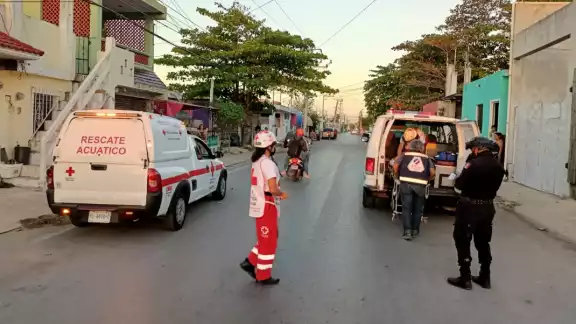 Al lugar llegaron paramédicos para atender al motociclista y trasladarlo al médico Al lugar llegaron paramédicos para atender al motociclista y trasladarlo al médico