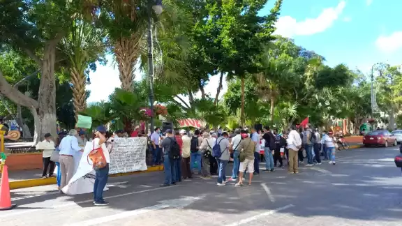 Entre lonas y pancartas, asociaciones se plantaron en los bajos del Palacio de Gobierno Entre lonas y pancartas, asociaciones se plantaron en los bajos del Palacio de Gobierno