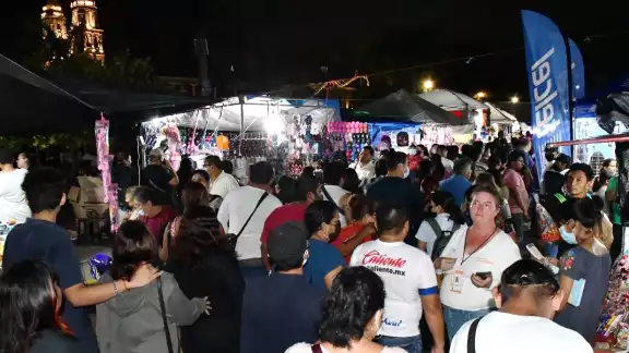 Gran parte de la población asistió sin cubrebocas; fue imposible aplicar la sana distancia