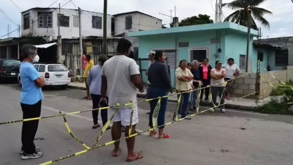 Vecinos aseguran que la falta de energía se debe a la caída de postes Vecinos aseguran que la falta de energía se debe a la caída de postes