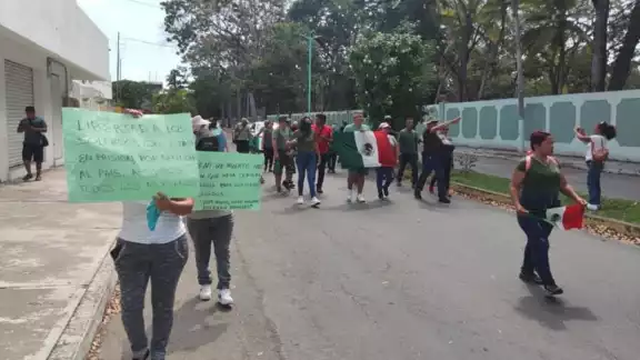 Entre sus consignas señalaron que además de dejar a los elementos vulnerables a la delincuencia, se contrapone la ideología de las Fuerzas Armadas Entre sus consignas señalaron que además de dejar a los elementos vulnerables a la delincuencia, se contrapone la ideología de las Fuerzas Armadas