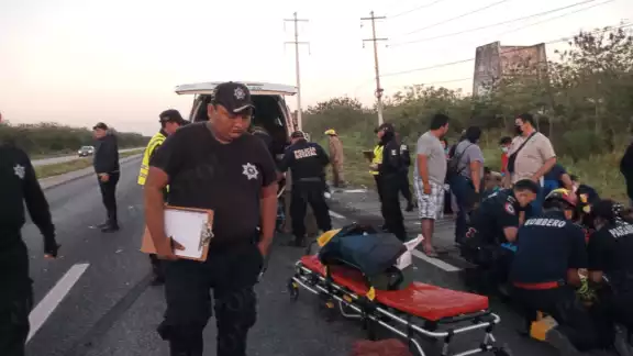 En el accidente un motociclista quedó entre las dos combis En el accidente un motociclista quedó entre las dos combis