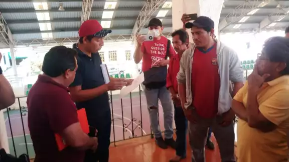 En un autobús particular arribaron los pobladores encabezado por líderes del pueblo