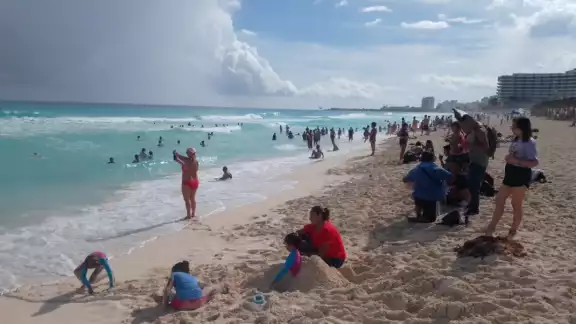 Playa Delfines está ubicada en el kilómetro 18 del Boulevard Kukulcán Cancún