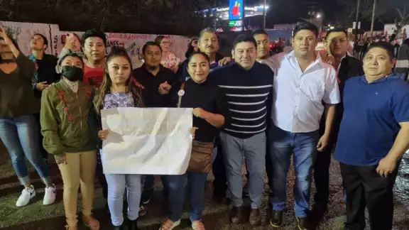 Durante la inauguración de la Expo Feria, víctimas de posible estafa se acercaron al mandatario Mauricio Vila Dosal para exponer el problema.