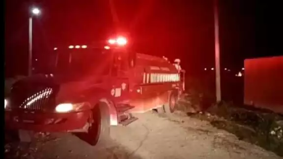 Bomberos se llevaron el tanque para vaciar su contenido en un lugar fuera de la ciudad Bomberos se llevaron el tanque para vaciar su contenido en un lugar fuera de la ciudad