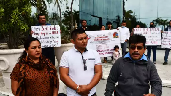 Aseguran que los recibieron las autoridades educativas sin que hasta el momento tengan una reunión con Sansores San Román Aseguran que los recibieron las autoridades educativas sin que hasta el momento tengan una reunión con Sansores San Román