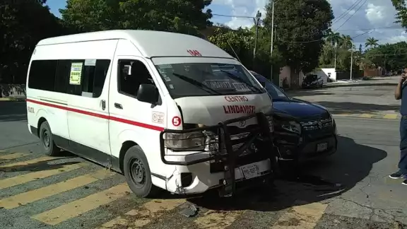 Al lugar llegaron elementos de vialidad para deslindar responsabilidades Al lugar llegaron elementos de vialidad para deslindar responsabilidades