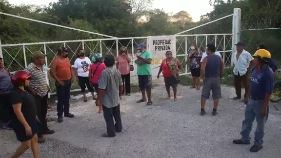 Ante la indiferencia de la Alcaldesa del municipio, construye muros y cercas para cerrar vías públicas