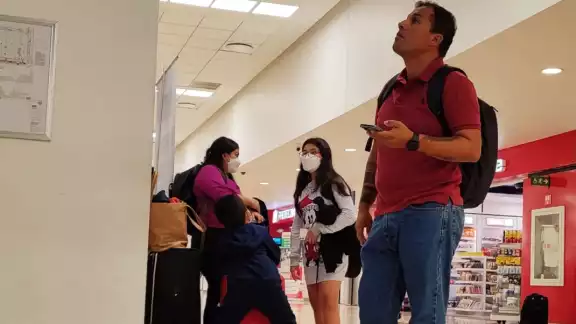 Los pasajeros mostraron su molestia por el atraso que se tiene en la llegada de la aerolínea