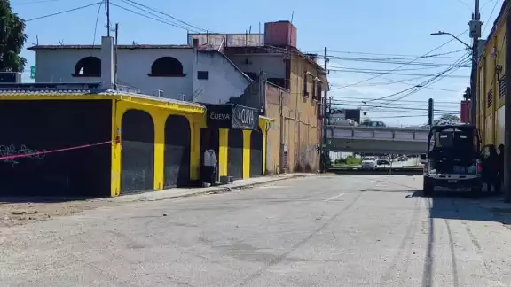 Elementos policiales arribaron al antro, quienes acordonamiento de todo el perímetro de la calle 24 on carretera federal Elementos policiales arribaron al antro, quienes acordonamiento de todo el perímetro de la calle 24 on carretera federal