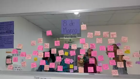 Las mujeres tuvieron que usar el baño para hacer un pequeño tendedero en el espejo Las mujeres tuvieron que usar el baño para hacer un pequeño tendedero en el espejo