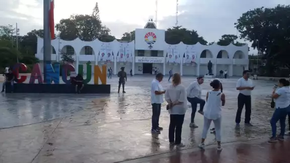 La lluvia hizo que apenas 100 personas se concentren en el lugar del desfile La lluvia hizo que apenas 100 personas se concentren en el lugar del desfile