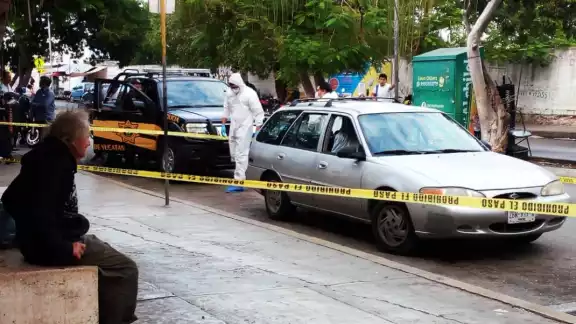 Los familiares del ahora difunto comentaron que sufrió una infección intestinal, pero cuando llegaron a Mérida, estaba sin vida. Los familiares del ahora difunto comentaron que sufrió una infección intestinal, pero cuando llegaron a Mérida, estaba sin vida.