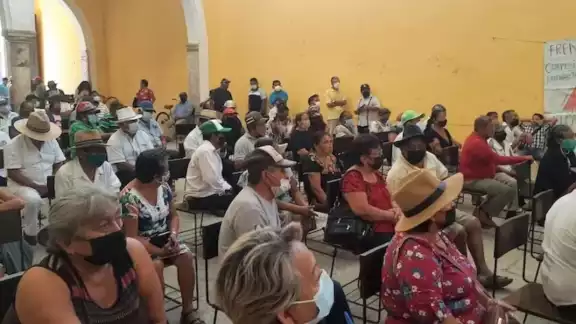 Los jornaleros señalaron que los terrenos, en disputa desde hace 12 años, se ubican junto a la hacienda de Tebec, “pertenecen a Reyes, pero tenemos pruebas de que son ejidales Los jornaleros señalaron que los terrenos, en disputa desde hace 12 años, se ubican junto a la hacienda de Tebec, “pertenecen a Reyes, pero tenemos pruebas de que son ejidales