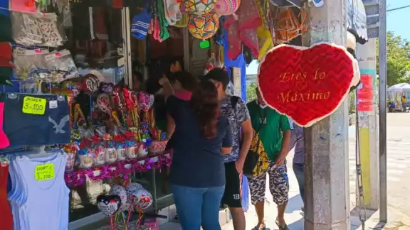 El día ha iniciado triste, pues a diferencia de años anteriores los comercios del Centro Histórico de la isla lucen semivacíos El día ha iniciado triste, pues a diferencia de años anteriores los comercios del Centro Histórico de la isla lucen semivacíos