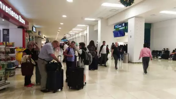 El vuelo 9245 que llega del aeropuerto de Toluca de VivaAerobus, a las 08:25, tocó pista, a la 08:39 minutos