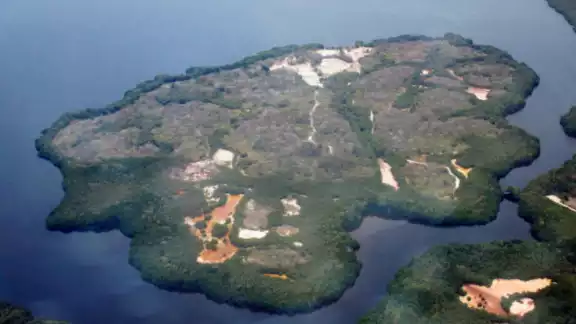 Tiene unos mil metros de distancia de Norte a Sur y aproximadamente unos 600 metros de Oriente a Poniente. Tiene unos mil metros de distancia de Norte a Sur y aproximadamente unos 600 metros de Oriente a Poniente.