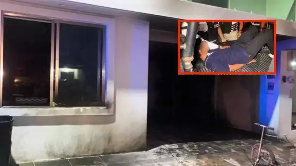 Elementos del cuerpo de bomberos rociaron agua en la parte frontal del domicilio para lograr apagar el fuego en el patio Elementos del cuerpo de bomberos rociaron agua en la parte frontal del domicilio para lograr apagar el fuego en el patio