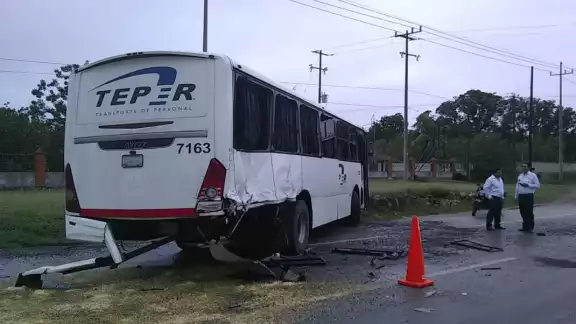 El camión quedó atravesado en plena vía Mérida-Cancún El camión quedó atravesado en plena vía Mérida-Cancún