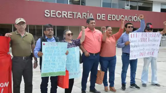 Para la reinstalación de los maestros, Moguel Chalé estimó que son al menos 20 millones de pesos Para la reinstalación de los maestros, Moguel Chalé estimó que son al menos 20 millones de pesos