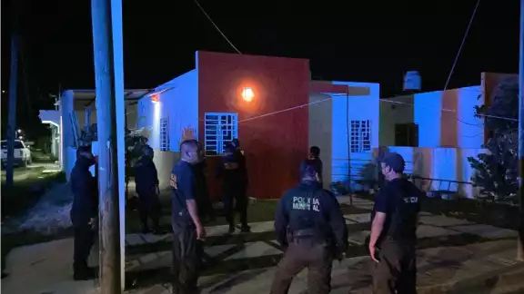 Los rijosos corrieron para esconderse a sus casa para no ser detenidos Los rijosos corrieron para esconderse a sus casa para no ser detenidos