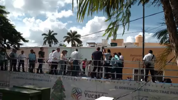 El gobernador y funcionarios recorren la exposición al aire libre
