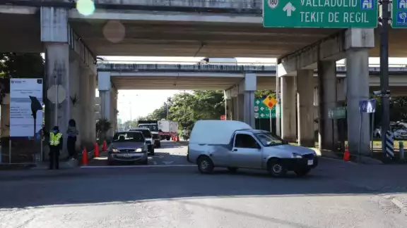 Muchos son los carros que circulan por las calles de Mérida, pero solo uno se roba la mirada de los transeúntes y automovilistas Muchos son los carros que circulan por las calles de Mérida, pero solo uno se roba la mirada de los transeúntes y automovilistas