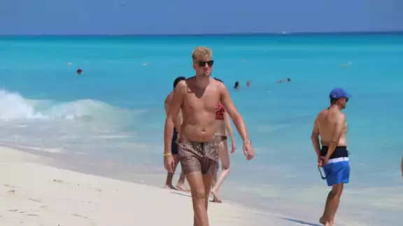 Este año, cada uno de los springbreakers gastará un promedio de 100 a 150 dólares diarios. Este año, cada uno de los springbreakers gastará un promedio de 100 a 150 dólares diarios.