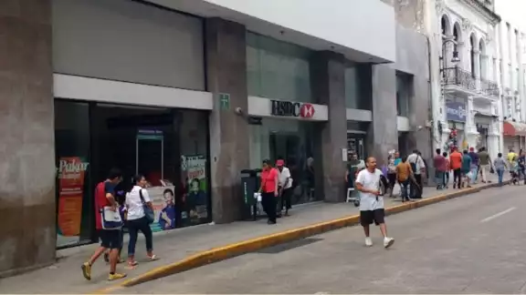 En los bancos sólo estarán funcionando los cajeros automáticos En los bancos sólo estarán funcionando los cajeros automáticos