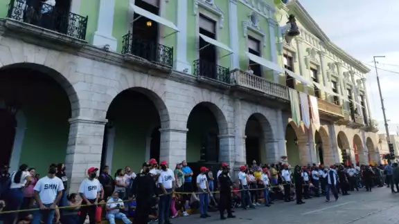 A pesar de registrarse un cielo nublado, las familias acudieron para presenciar el desfile A pesar de registrarse un cielo nublado, las familias acudieron para presenciar el desfile