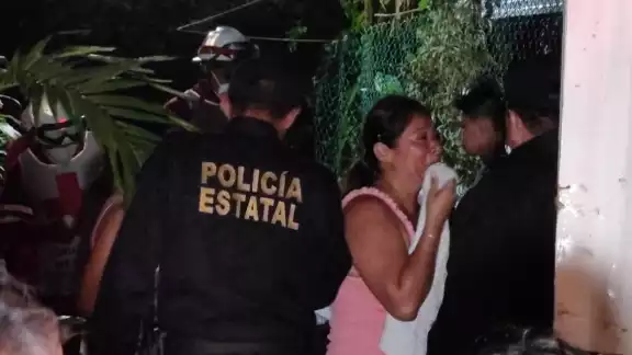Un par de personas se encontraban ingiriendo bebidas embriagantes y comenzaron a insultar y tirarle piedras a una mujer, por lo que sus familiares la defendieron