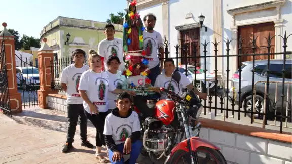Se organizaron para conseguir camionetas y remolques en los que suben las unidades para descansar un rato y volver a pedalea