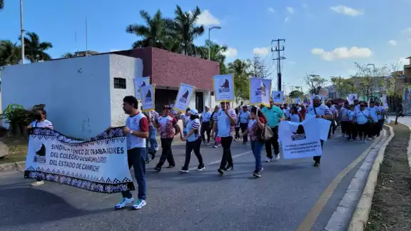 Entre pancartas y lonas, los sindicalizados llegaron al Palacio de Gobierno