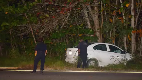 El carro terminó en la maleza y el lugar fue resguardado por elementos de la policía