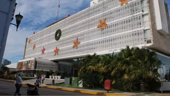 La SPSC reconoció que un agente fue detenido en flagrancia al trasladar 11 bidones y un tambor lleno de diésel. La SPSC reconoció que un agente fue detenido en flagrancia al trasladar 11 bidones y un tambor lleno de diésel.