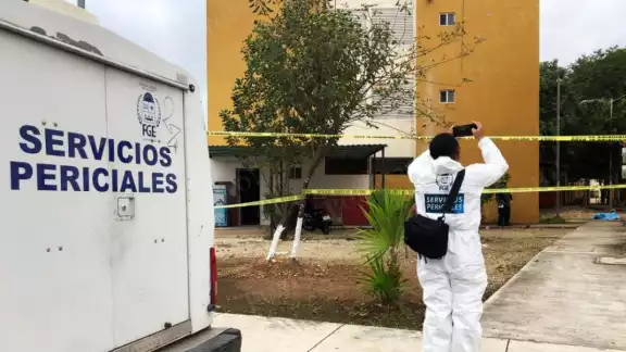 El hombre se encontraba caminando sobre el pasillo cuando fue atacado El hombre se encontraba caminando sobre el pasillo cuando fue atacado