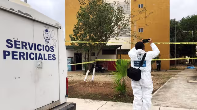 El hombre se encontraba caminando sobre el pasillo cuando fue atacado