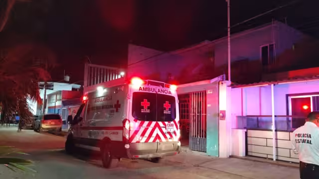 Al lugar llegaron paramédicos de la Cruz Roja, quienes la llevaron al hospital para ser atendida