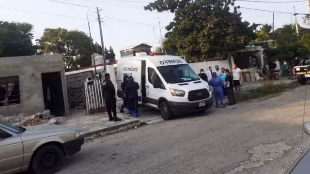 En un domicilio de la colonia Francisco I. Madero del puerto, en medio de un convivio decembrino, amigos de J.A.B.C., lo encontraron ahorcado en su dormitorio