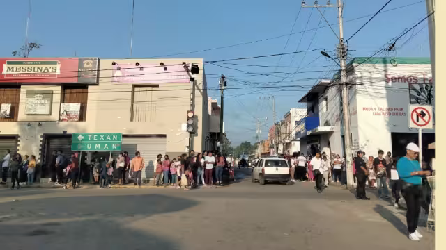 Familias enteras hicieron una larga fila para viajar a Tetiz
