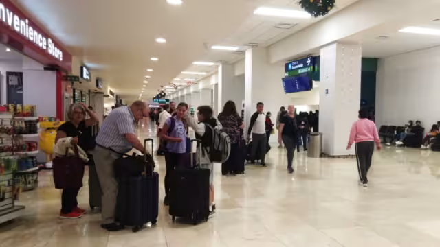 El vuelo 9245 que llega del aeropuerto de Toluca de VivaAerobus, a las 08:25, tocó pista, a la 08:39 minutos