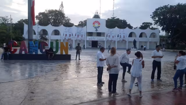La lluvia hizo que apenas 100 personas se concentren en el lugar del desfile